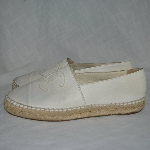 $900 Sz 37 6.5 Chanel White Leather Espadrille Slip On Loafers Flats - Picture 1 of 11